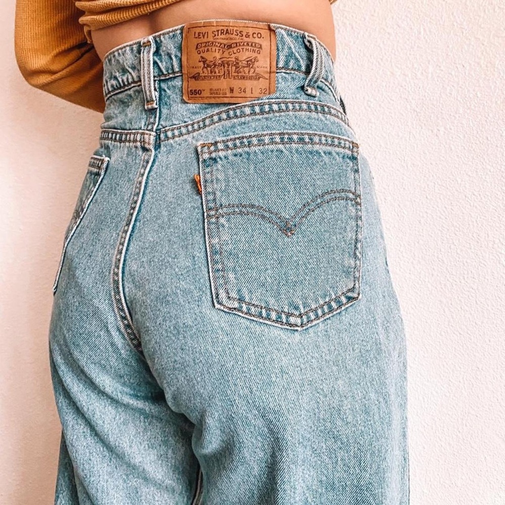 Vintage 550, relaxed fit, tapered leg, orange tab Levi’s! 🍊They